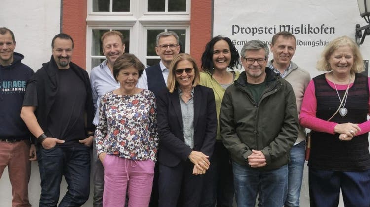 Der neue Vorstand der «Freunde der Verfassung» mit dem Co-Präsidium Roland Bühlmann und Prisca Guanter bei seiner Klausur im Aargau. (HO)