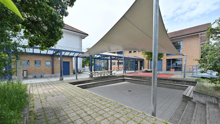 Die Schulanlagen in Lohn-Ammannsegg: Der Neubau soll zwischen der Mehrzweckhalle (oben) und den beiden Kindergärten (unten links) platziert werden. (Bruno Kissling)