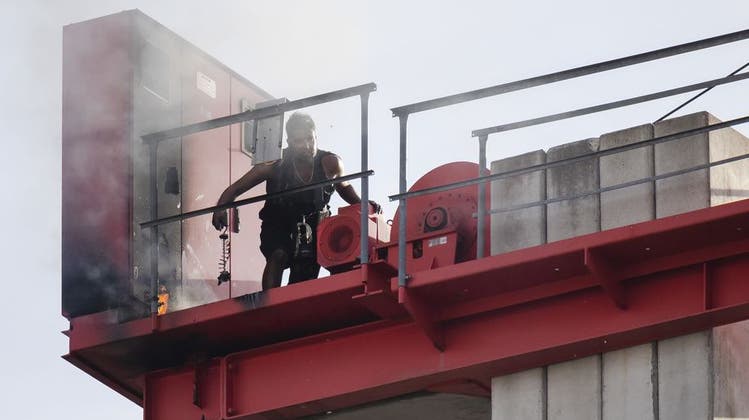 Der 34-jährige Portugiese, der in Oerlikon auf einem Kran kletterte und dort Feuer entfachte, soll in Untersuchungshaft. (KEYSTONE / Michael Buholzer)