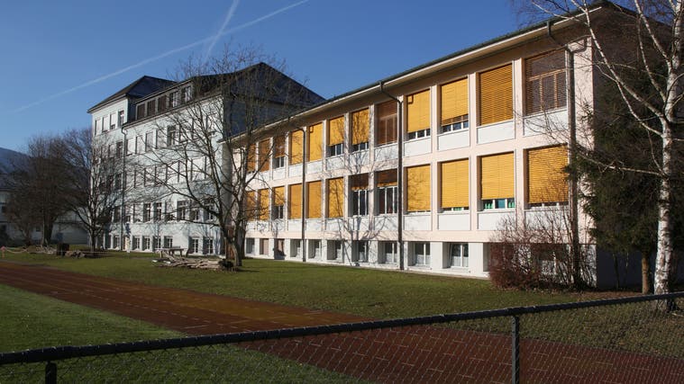 Im Rainfeldschulhaus Balsthal ist die Schulleitung und das Schulsekretariat untergebracht. (Archiv)