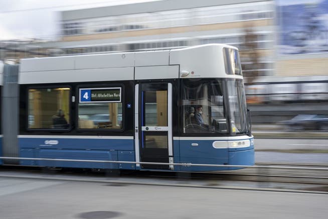 Eine 46-jährige Velofahrerin wurde am Freitagnachmittag nach einem Zusammenstoss mit einem Tram in Zürich in kritischem Zustand ins Spital gebracht.