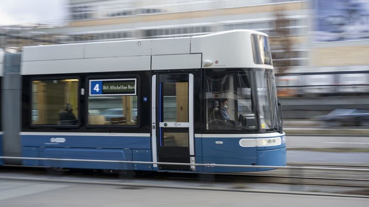 Eine 46-jährige Velofahrerin wurde am Freitagnachmittag nach einem Zusammenstoss mit einem Tram in Zürich in kritischem Zustand ins Spital gebracht. (KEYSTONE)