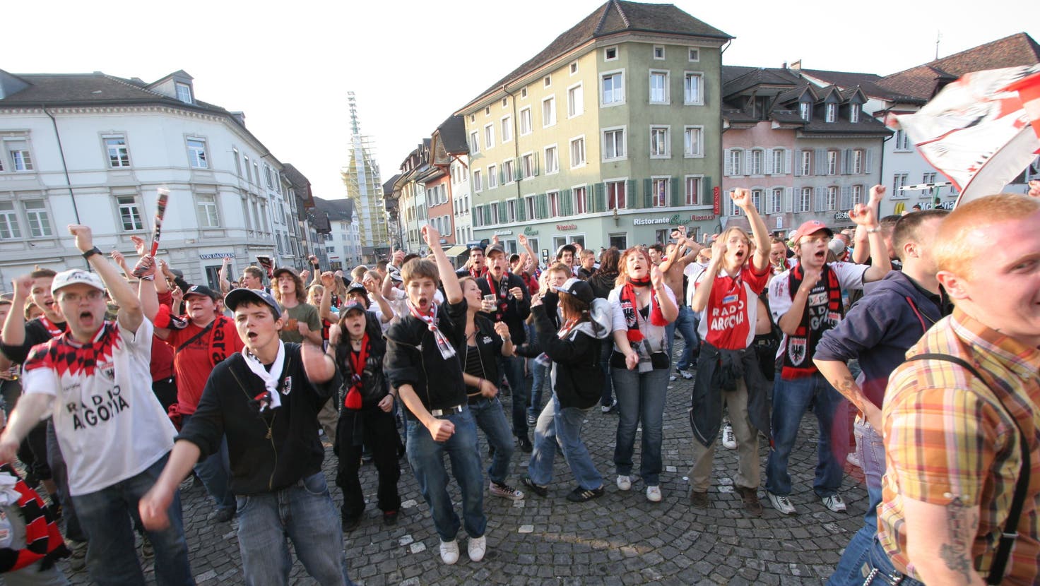 2007 sah es so aus, als Fans des FC Aarau auf der Bahnhofstrasse und auf dem Aargauerplatz den Ligaerhalt nach dem Barrage-Rückspiel gegen AC Bellinzona feierten. (Alois Felber/AGR)