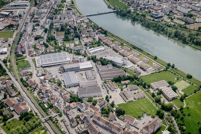 Die Industrie- und Gewerbehallen auf dem Areal Oberi Au in Klingnau liegen mitten im Wohngebiet.