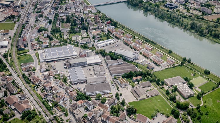 Die Industrie- und Gewerbehallen auf dem Areal Oberi Au in Klingnau liegen mitten im Wohngebiet. (Valentin Hehli / BAD)