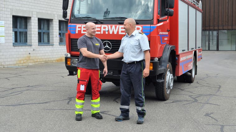 Stefan Baumann (links) von der Feuerwehr Brugg und Kommandant Thomas Räss von der Feuerwehr Uerkental bei der Schlüsselübergabe. (Irene Hung-König)