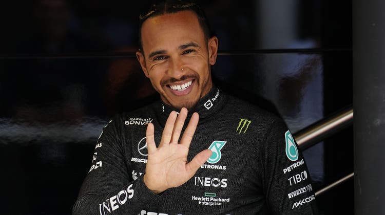 Lewis Hamilton scheint nach dem ersten Training in Barcelona sehr zufrieden zu sein. (Enric Fontcuberta / EPA)