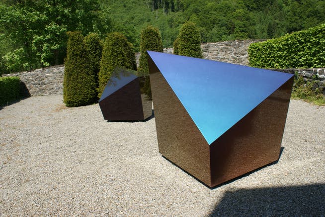 «Pyrit Blue, Pyrit Copper», zwei Skulpturen, Lack auf GFK, von Künstlerin Hanna Roeckle.