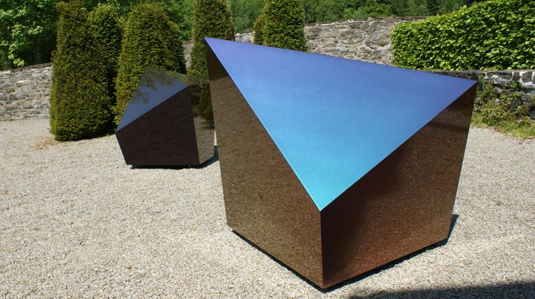 «Pyrit Blue, Pyrit Copper», zwei Skulpturen, Lack auf GFK, von Künstlerin Hanna Roeckle. (Bild: Rafael Schneuwly (Grafenort, 15. Mai 2022))