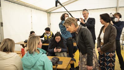 Grosse Solidarität, grosse Herausforderungen: Karin Keller-Sutter beim Gespräch mit Ukraineflüchtlingen. (Archiv) (Keystone)