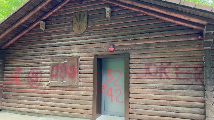 Unbekannte haben die Fassaden der neu renovierten Waldhütte mit roter Farbe versprüht. (zvg)