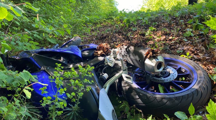 Am letzten Samstag schlitterte ein Motorrad nach einem Unfall am Benken von der Strasse und landete im Wald. (Kapo Aargau)