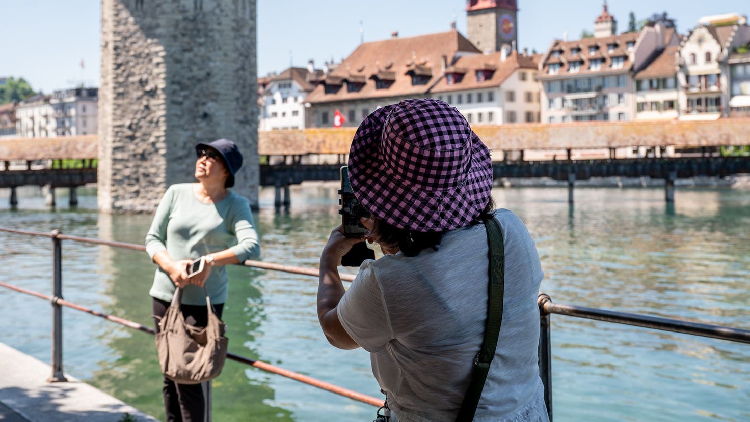 Touristinnen vor der Kapellbrücke in Luzern. (Bild: Alexandra Wey / Keystone)