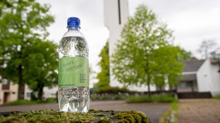 Mit der Flasche beim Wettbewerb zum Jubiläum der reformierten Kirchgemeinde Wasseramt gewinnen. (Zvg)