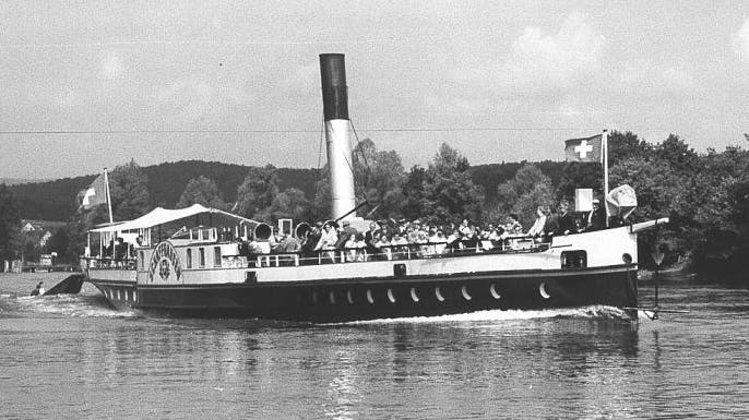 Das Dampfschiff Schaffhausen zwischen Büsingen und Diessenhofen im Jahr 1963. (Bild: PD/Hans Bader/Stadtarchiv Schaffhausen)