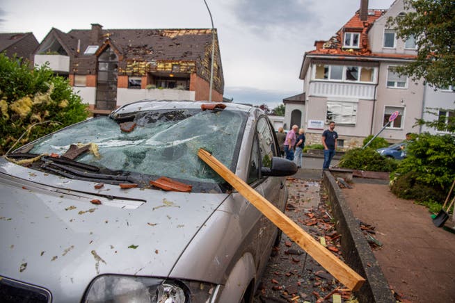 Schaden an Gebäuden und Fahrzeugen in Paderborn.