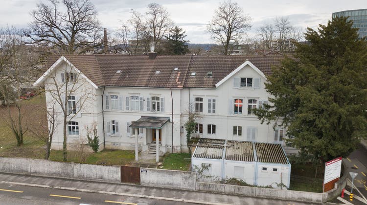 Am Standort des früheren Kantonsschülerhauses zwischen Rohrerstrasse und Gleisanlagen in Aarau soll das Integrationszentrum entstehen. Der Altbau wird gegenwärtig als Asylheim genutzt. (Michael Küng)