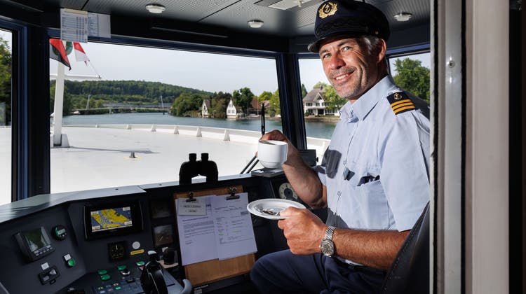 Adrian Lerch kurz vor dem Ablegen in Solothurn. Er fährt sämtliche neun Schiffe der Bielersee-Schifffahrtsgesellschaft und darf sich Kapitän nennen. (Hanspeter Bärtschi)