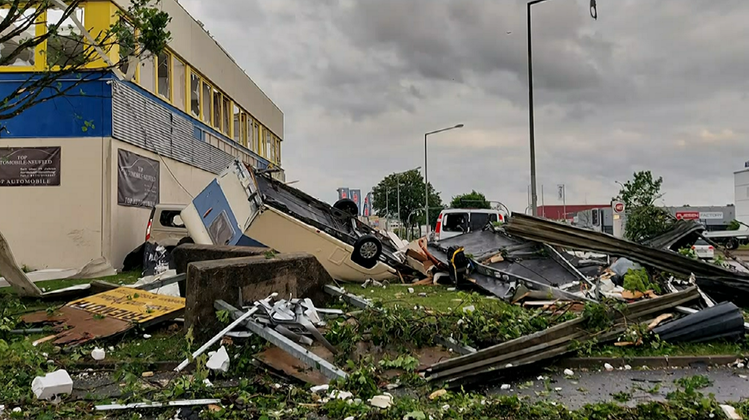 Schaden an Gebäuden und Fahrzeugen in Paderborn. (Bild: Lino Mirgeler / DPA (20. Mai 2022))