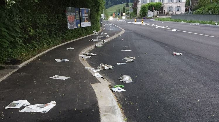 Die Zeitungen wurden vermutlich aus dem fahrenden Auto auf die Strasse geworfen. Bild vom 13. Mail in Eggenwil (Zvg)