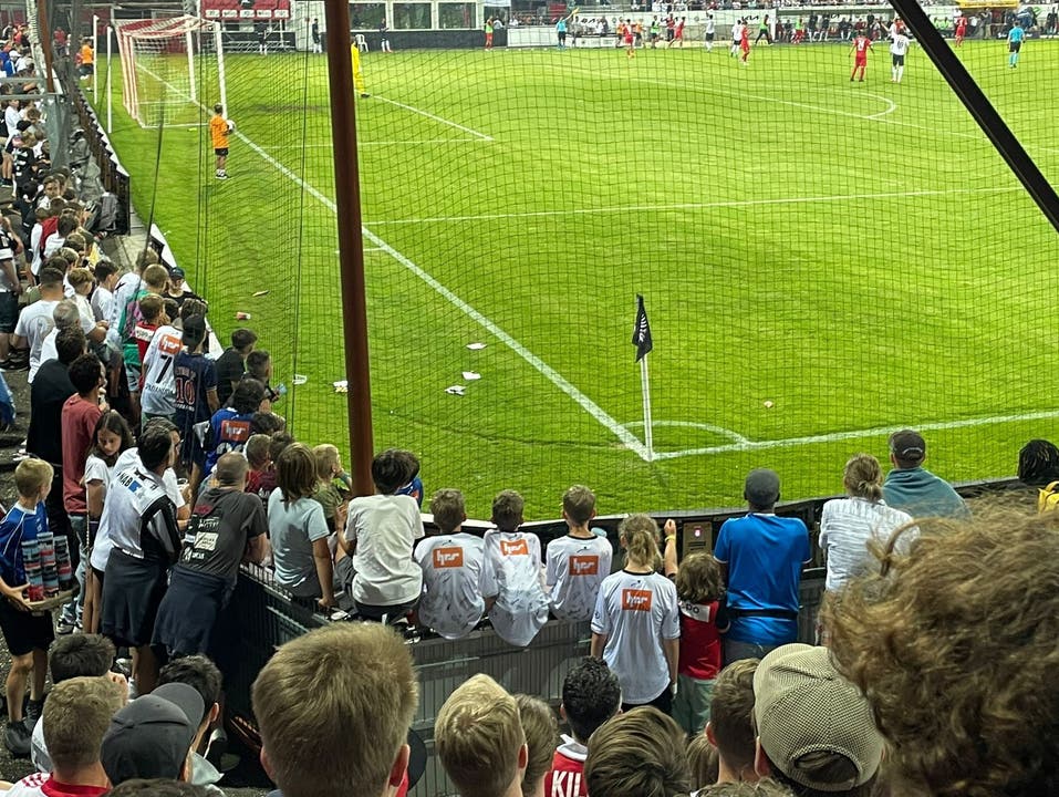 Das Spiel gegen Vaduz hat sehr viele Fans ins Brügglifeld gelockt. So viele, dass einige Fans schon fast auf dem Spielfeld stehen.
