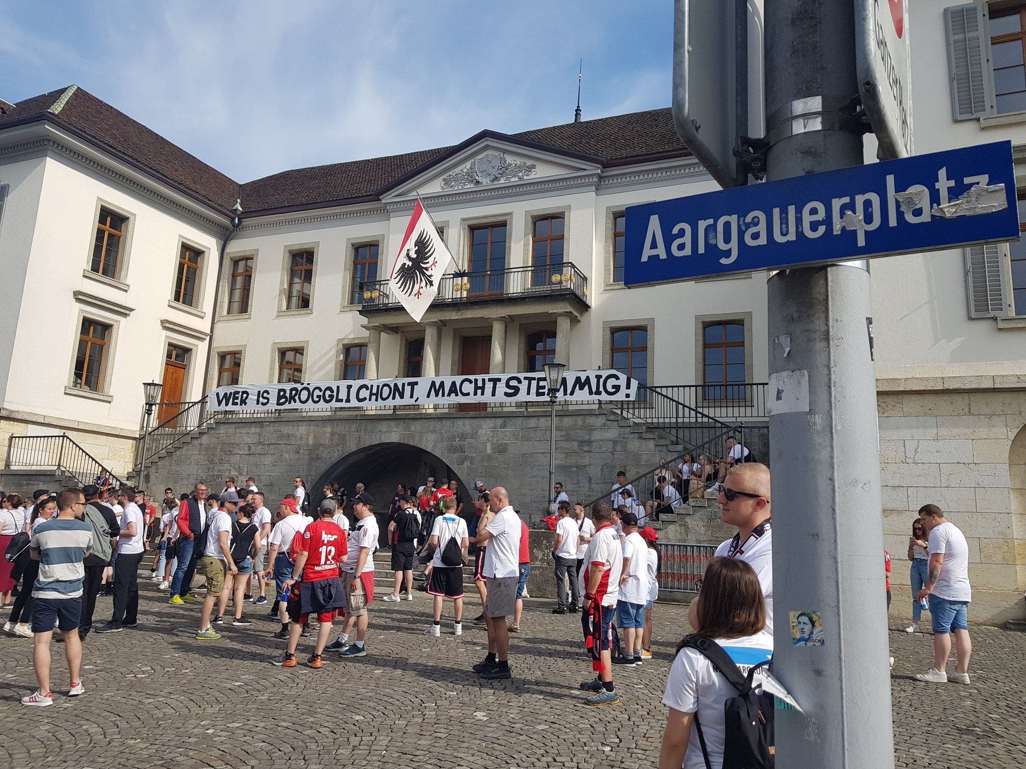Die ersten Fans stehen um 17.30 Uhr am Aargauerplatz bereit