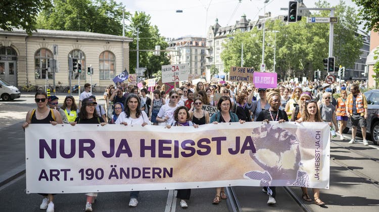 Frauen demonstrieren in Zürich für die sexuelle Selbstbestimmung. (Keystone)