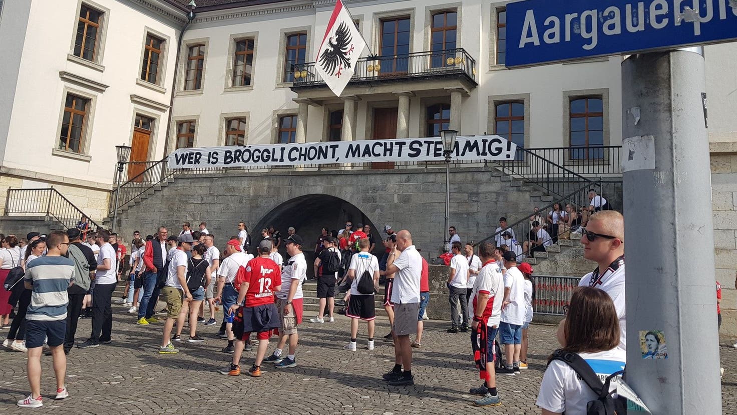 Bilder, die man nicht so schnell vergisst in Aarau: Elsad Zverotic und seine Teamkollegen sind nach der Barrage-Pleite gegen Xamax vor drei Jahren untröstlich. (Marc Schumacher / freshfocus)