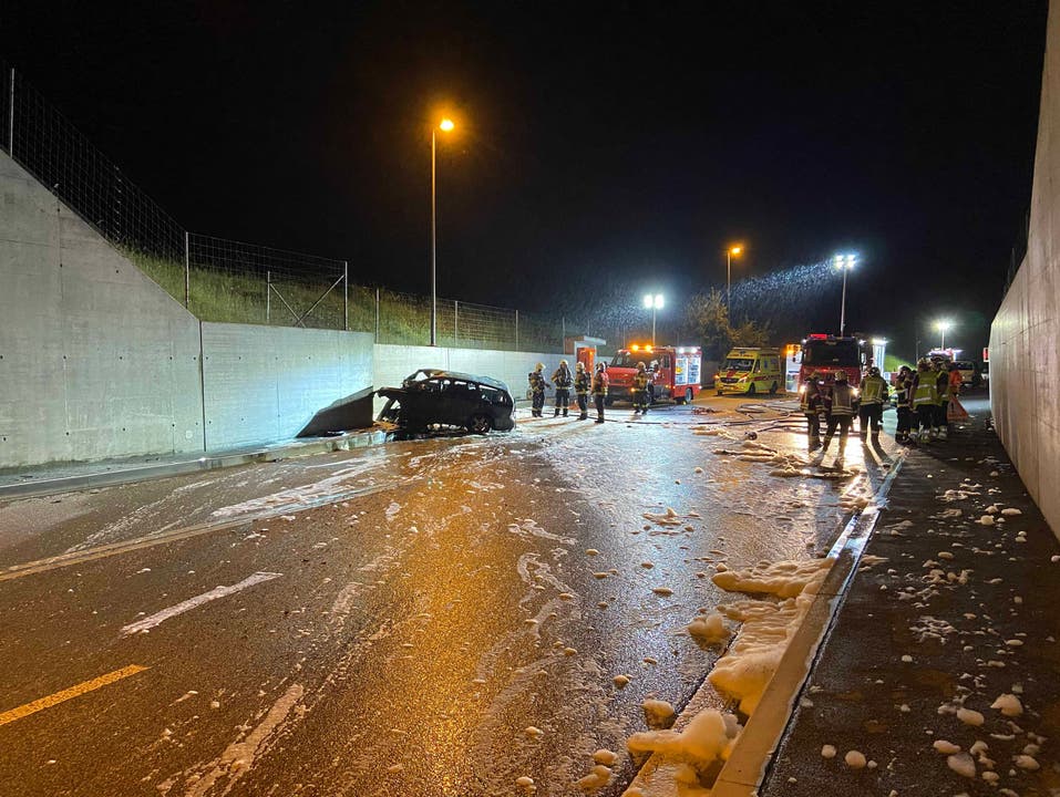 Küttigen, 21. Mai: Toter bei schwerem Selbstunfall: Autofahrer fährt frontal in den Tunneleingang – Fahrzeug brennt aus