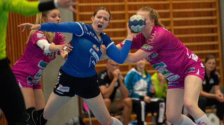 Die Zugerin Joline Tschamper (am Ball) behauptet sich gegen die Nottwilerinnen Kira Zumstein (links) und Alina Stähelin. (Bild: Dominik Wunderli)
