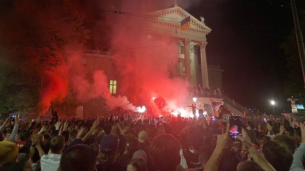 Weit nach Mitternacht trafen die FC Winterthur-Spieler aus Kriens in ihrer Heimatstadt ein, wo bereits Tausende vor dem Stadthaus den ersten Wiederaufstieg nach 37 Jahren feierten.
