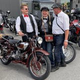 Werni und Desirée vom Italo-Moto-Club Küssnacht vor der Abfahrt. (Bild: Roger Rüegger (Rothenburg, 22. Mai 2022))