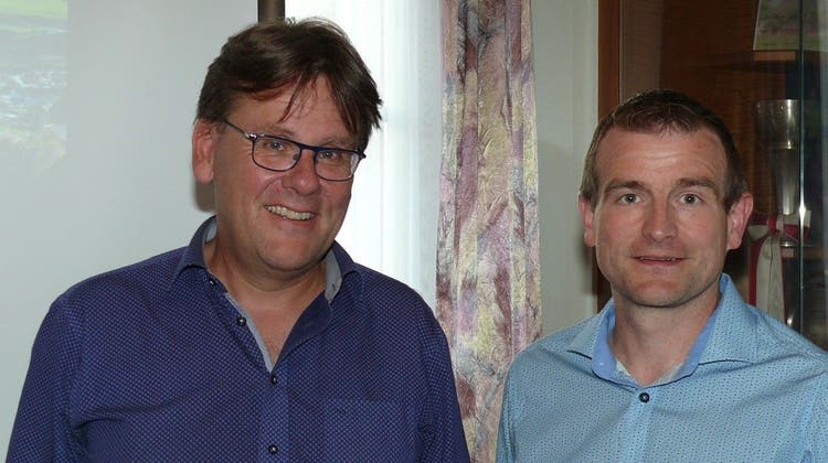 Chläus Länzlinger (rechts) durfte Max Gmür willkommen heissen, der über mögliche Varianten des Primarschul- und Filtex-Areals referierte. (Bild: Franz Steiner)