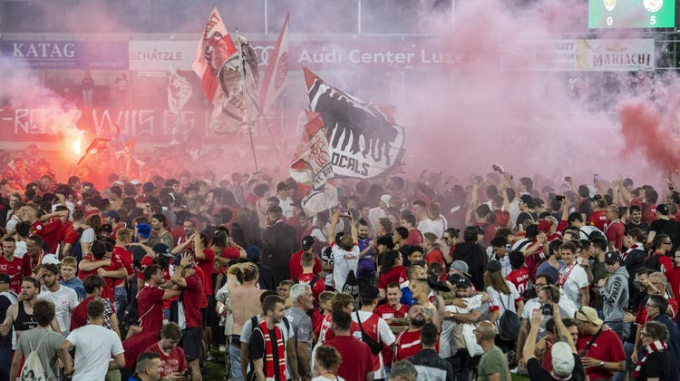 Die Fans von Winterthur feiern den Aufstieg in die Super League. (Urs Flüeler / KEYSTONE)