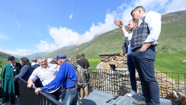 Rundblick vom Turm: Talammann Beat Schmid (rechts) im Gespräch mit Raphael Krucker, CEO von Andermatt Swiss Alps. (Bild: Christof Hirtler (Hospental, 21. Mai 2022))