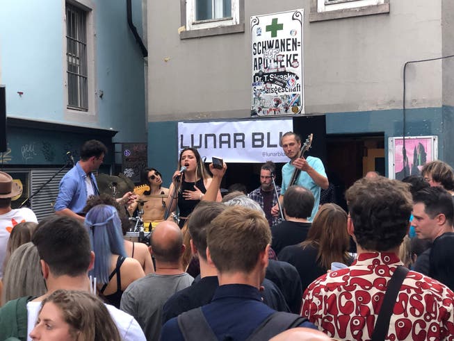 Die Brugger Band «Lunar Blue» um Sängerin Chiara Dell'Olivio freute sich über eine motivierte Menschenmenge.