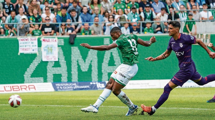 Kwadwo Duah (links) erzielt vor einmal mehr fast voll besetzten Rängen das 1:0 für St.Gallen. Simone Grippo kommt zu spät. (Bild: Andy Mueller/freshfocus)