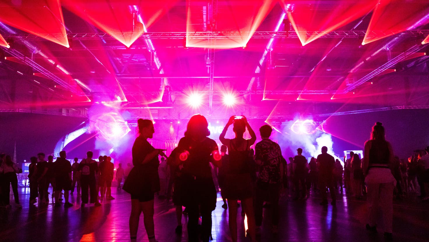 Blick in den grossen Dancefloor am frühen Samstagabend. ((Bild: Patrick Hürlimann, Luzern, 21. Mai 2022))