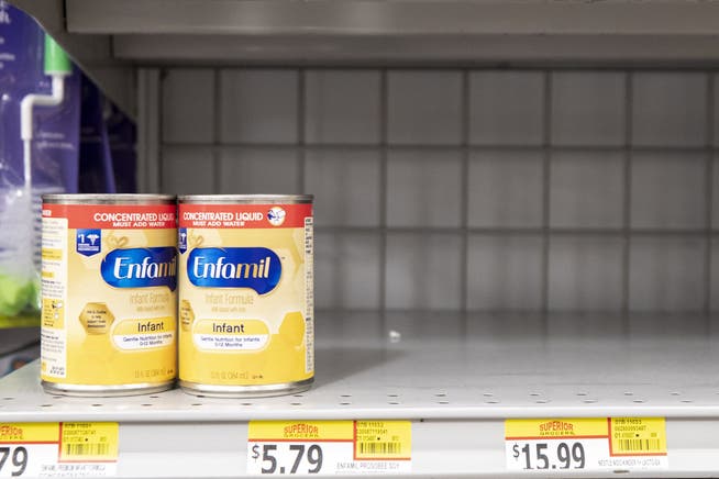 Leere Regale in Amerikas Supermärkten: Babymilchpulver ist derzeit eine Mangelware. Nun will die US-Regierung mit einer Luftbrücke Abhilfe schaffen.