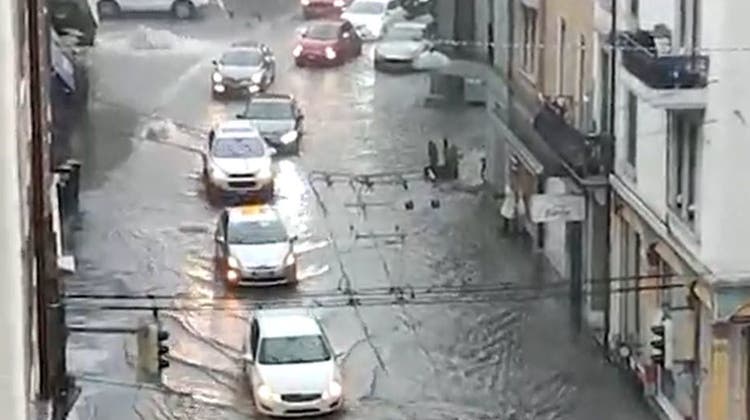 Starkregen setzt in der Stadt Luzern Strassen und Keller unter Wasser ++ grosse Hagelkörner in Meggen