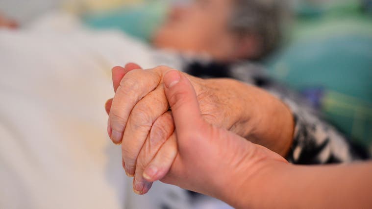 In rund drei Vierteln aller Zürcher Alters- und Pflegeheime ist Sterbehilfe bereits erlaubt. Der Kantonsrat will sie nun flächendeckend zulassen. (Symbolbild Oliver Menge)