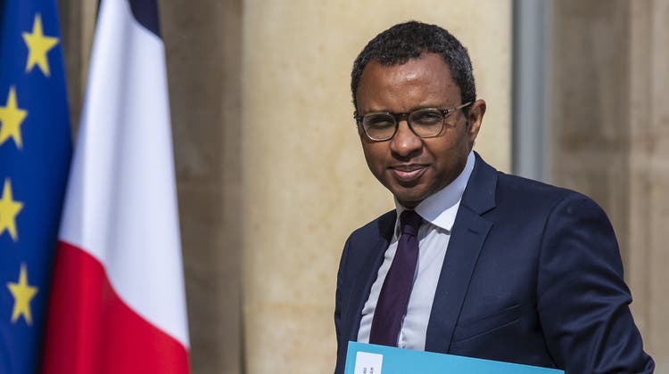 Frankreichs neuer Bildungsminister Pap Ndiaye am  Montag vor seiner ersten Regierungssitzung im Elysée-Palast, (Bild: Keystone)
