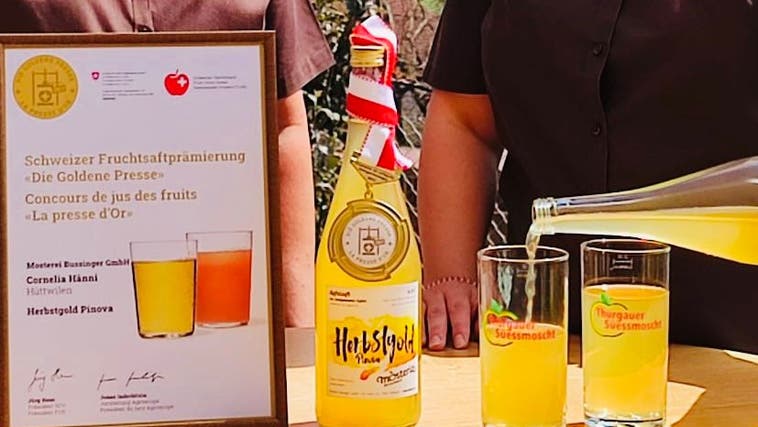 Der naturtrübe Apfelsaft aus Hüttwilen wurde von der Jury prämiert. Die beiden Schwestern Tanja Capuano-Bussinger und Cornelia Hänni-Bussinger feiern ihren Herbstgold. (Bild: PD)