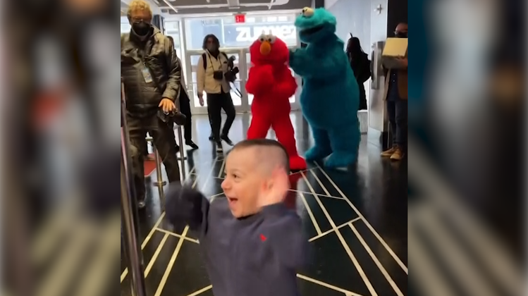 «Elmo!»: Kleiner Junge dreht bei «Sesamstrasse»-Treffen durch