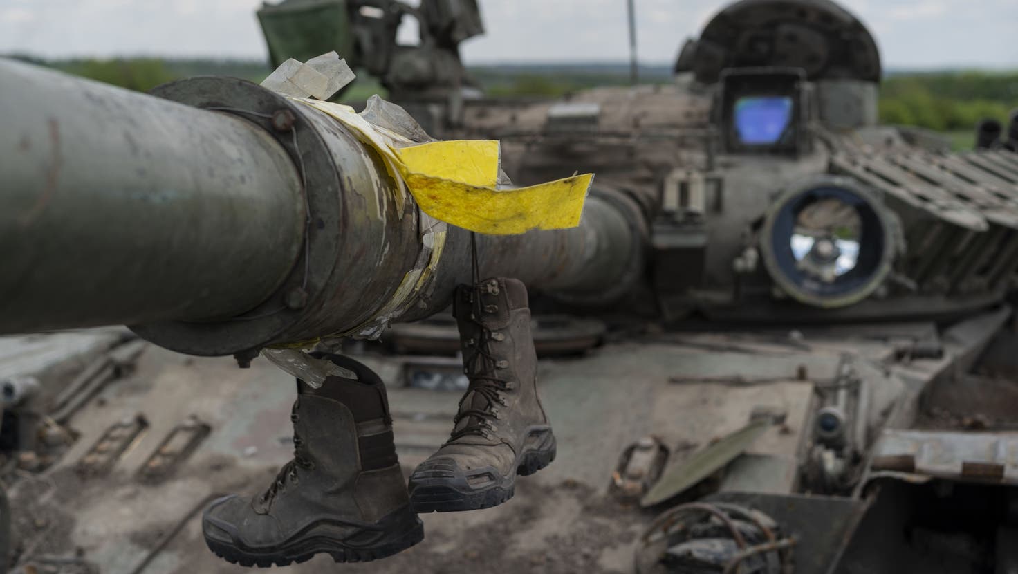 Ein zerstörter Panzer in Vilkhivka, ausserhalb von Charkiw. (Bernat Armangue / AP)