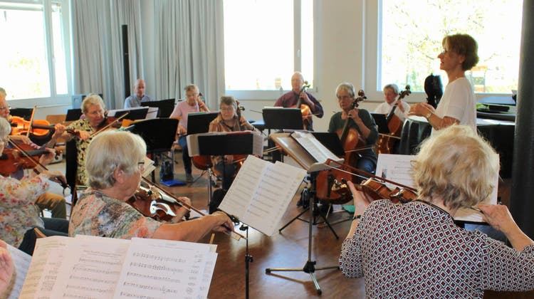 Regula Raas leitet die Probe des Seniorenorchesters in der Aula der Musikschule Weinfelden. (Bild: PD)