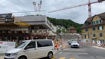 Blick stadtauswärts: Die neue SBB-Brücke wird nach rechts über die Strasse geschoben. (Andreas Fretz)