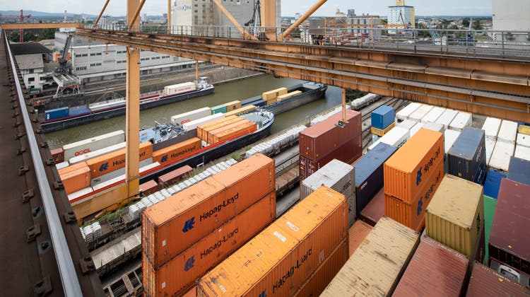 Zwar verminderte sich der Gesamtumschlag der Güter in den Schweizerischen Rheinhäfen, aber Container kamen und gingen mehr als noch letztes Jahr zu dieser Zeit. (Archivbild: Gaetan Bally/Keystone)