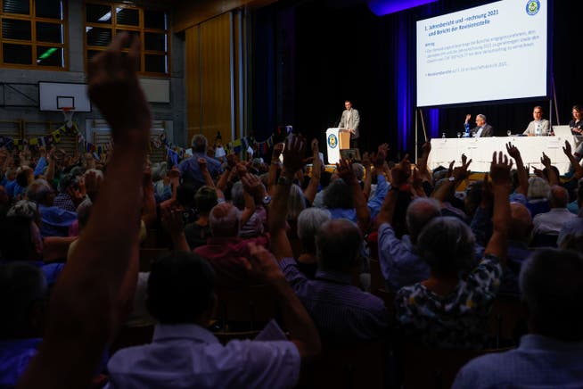 Die Aktionäre geben an Generalversammlung der Schifffahrt Untersee und Rhein (URh) in der Mehrzweckhalle Schanz in Stein am Rhein ihre Stimme ab.