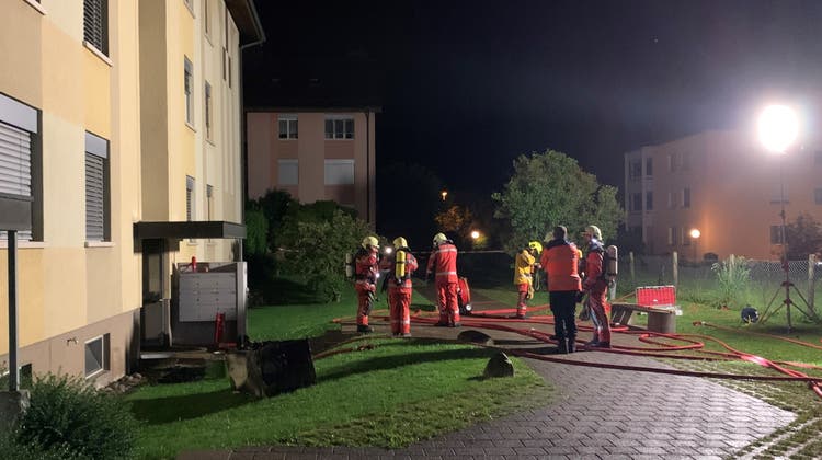Wegen eines Kellerbrands mussten rund zwei Dutzend Bewohnerinnen und Bewohner aus Sicherheitsgründen evakuiert werden. Es gab keine Verletzte. (Twitter Kantonspolizei Zürich)